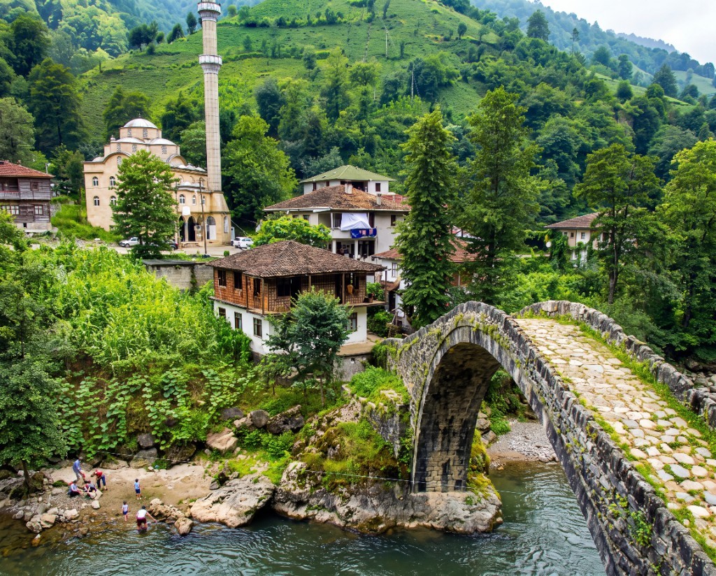 Artvin Çifteköprü köyü, taş köprü ve minare — Mustafa Egemen Şener’in kökleri Artvin Çifteköprü — Mustafa Egemen Şener’in doğduğu köy